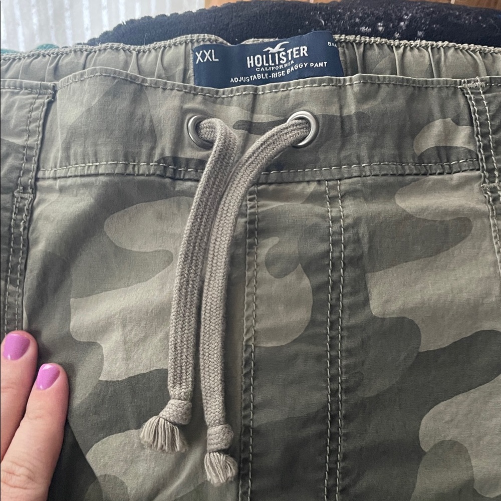 Hollister Women’s baggy camo pants - Picture 2 of 6